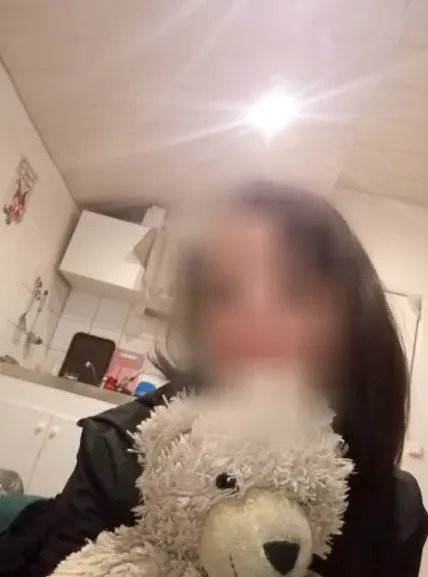 Andrea, 37