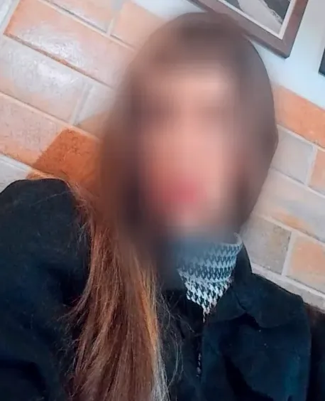 Rosa, 25